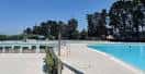 Amplia piscina exterior con zona de solárium en el Complexo Deportivo Monterrei