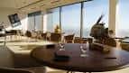 Zona de mesas del restaurante con amplios ventanales y luz natural