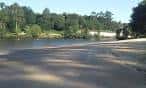 Orilla arenosa de la playa fluvial del Lérez con vegetación