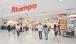 Entrada principal interior del Centro Comercial Alcampo con visitantes