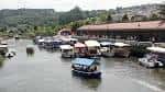 Concentración de lanchas en el río Mandeo con edificios al fondo durante la fiesta
