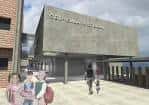 Entrada principal del CEIP Emilia Pardo Bazán con arquitectura moderna