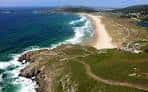 Vista aérea de la costa rocosa y la playa de Doniños