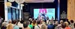 Espacio de eventos con público asistiendo a una presentación