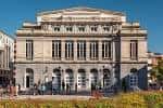 Vista frontal detallada de la fachada neoclásica del Teatro Campoamor durante el día