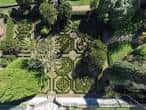 Diseño intrincado de los jardines formales del Pazo de Mariñán desde una perspectiva aérea