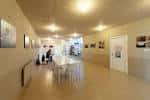 Interior de una sala o pasillo del Centro Cívico Monte Alto con mesas y sillas
