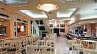 Vista del salón principal de la cafetería Luces de Bohemia con mesas y sillas dispuestas