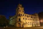 Fachada principal de la Antigua ETEA iluminada por la noche