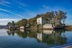 Edificio histórico de la Isla de San Simón reflejado en las aguas de la ría