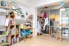 Espacio de taller de arte con estanterías y zona de trabajo