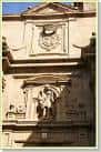 Detalle de la parte superior de la fachada principal con escudo y escultura