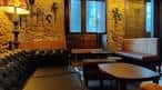 Acogedor interior de Cafe Camalea con sofás y mesas de madera