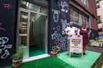 Entrada principal de Caixa de Ritmos con fachada decorada y personas en la puerta