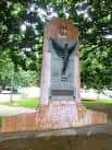 Monumento conmemorativo con escultura de águila en el Cantón de Molíns