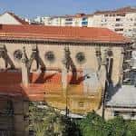 Vista aérea lateral de la Iglesia de Santiago de As Caldas con sus tejados y estructuras