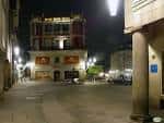 Vista nocturna de la Praza de Curros Enríquez con el Edificio Olmedo iluminado
