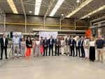 Grupo de personas en un evento dentro de las instalaciones de la escuela de cantería.
