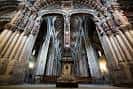 Amplia vista del interior de la Catedral de Ourense con sus imponentes columnas
