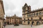 Vista panorámica de la Plaza de Platerías con edificios históricos y la fuente.