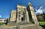 Perspectiva amplia de la Basílica de Santa María la Mayor bajo un cielo vibrante