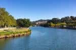 Vista panorámica del río Lérez y la orilla arbolada de la Illa das Esculturas