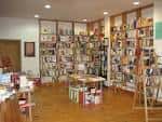 Interior de la Librería Aenea con estanterías llenas de libros