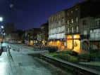 Calle de Bouzas con edificios iluminados por la noche