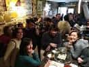 Grupo de personas disfrutando en el interior del Café Arume, ideal para reuniones.