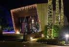 Entrada principal de Finca Montesqueiro decorada con luces navideñas por la noche
