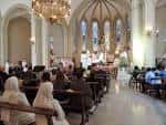 Interior de la capilla del Seminario Mayor con bancos y altar