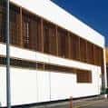Fachada exterior de un edificio moderno con celosías de madera