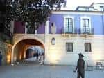 Arco de paso y estatua de Valle-Inclán en la Plaza Méndez Núñez