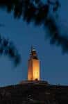 La Torre de Hércules iluminada al anochecer