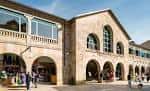 Fachada principal del Mercado de Abastos de Pontevedra con actividad exterior