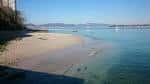Playa de Toralla con aguas tranquilas y orilla arenosa