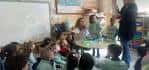 Alumnos del CEIP Curros Enríquez en una actividad educativa en el aula