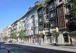Detalle de las fachadas tradicionales con balcones y miradores en la Calle Uría