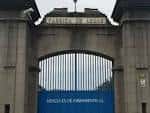 Entrada principal de la Fábrica de Armas con el nombre del lugar visible