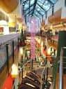 Interior del centro comercial con escalera de caracol y pasillos