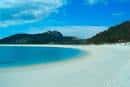 Playa de arena blanca y aguas cristalinas en las Islas Atlánticas