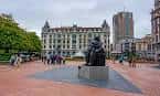 Vista diurna de la Plaza de la Escandalera con la estatua de La Regenta y edificios circundantes