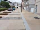 Plaza moderna en Moaña, Pontevedra, con pavimento de granito y zonas verdes