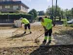 Trabajadores acondicionando una pista de petanca o chave al aire libre