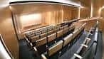 Interior de un auditorio moderno en la USC