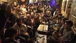 Multitud de personas asistiendo a un evento o concierto en el interior de Casa das Crechas