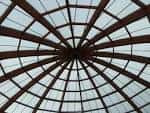 Detalle de la estructura del techo de la cúpula geodésica