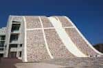 Fachada principal del Museo Centro Gaiás con diseño ondulado y textura de piedra