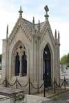 Capilla gótica o mausoleo detallado en el Cementerio de San Froilán