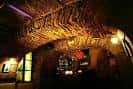 Interior del pub Modus Vivendi con techo abovedado y luces cálidas